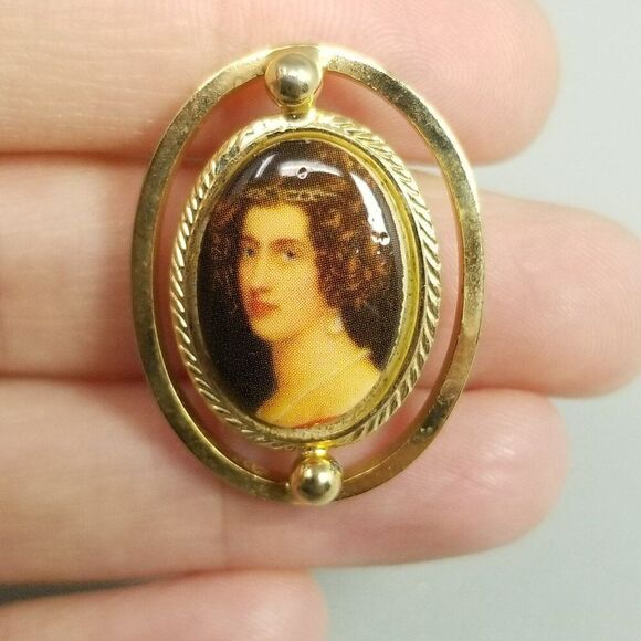 Vintage Portrait of a Woman Oval Gold Tone Brooch, 1 Inch Long, Estate - Picture 6 of 6